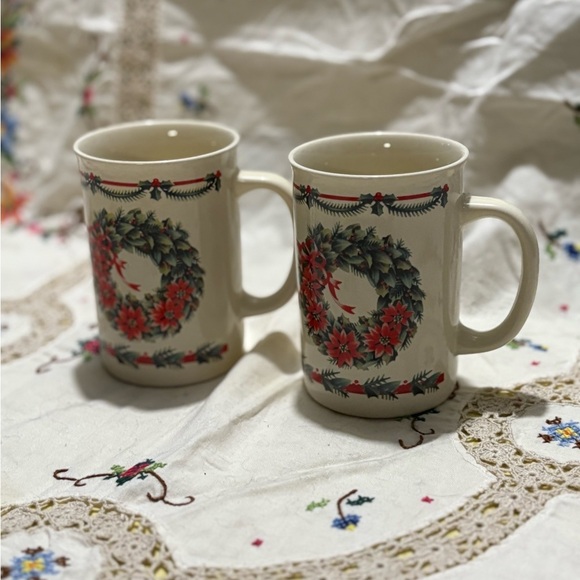 Otagiri Red and Green Holiday Decor Mugs set of 2 - Picture 2 of 8